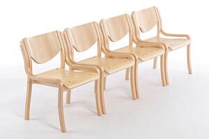 Die Holzstühle Orlando können in Reihen gestellt werden